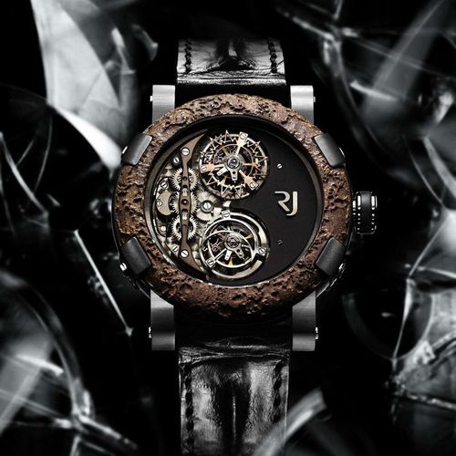 4. Romain Jerome Titanic Day and Night: Romain Jerome Titanic Day and Night là chiếc đồng hồ không hiển thị thời gian, chỉ có hai tourbillon cho ngày và đêm. Được làm từ chất liệu từ tàu Titanic, chiếc đồng hồ này mang lại trải nghiệm đo thời gian mới lạ, chia thời gian thành hai phần đối lập nhưng bổ sung lẫn nhau.