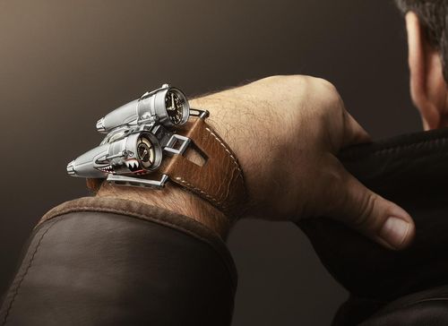 1. MB&F HM4 Thunderbolt: MB&F HM4 Thunderbolt được lấy cảm hứng từ máy bay A-10 và được thiết kế theo phong cách phi công cổ điển. Chiếc đồng hồ này có vỏ titanium phức tạp, được cấu tạo từ hơn 300 bộ phận nhỏ, với cơ chế gắn dây đeo độc đáo và các đoạn sapphire của hai “ống động cơ”. Đây là một kiệt tác nghệ thuật kết hợp giữa truyền thống và sáng tạo, mang lại trải nghiệm đeo độc đáo và đậm chất công nghệ.