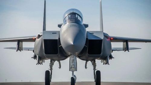 Về kích thước, F-15EX có chiều dài khoảng19,45 mét, sải cánh 13,05 mét và chiều cao 5,64 mét. Trọng lượng cất cánh tối đa của máy bay là khoảng 36.741 kg, khiến nó trở thành một trong những máy bay chiến đấu mạnh mẽ nhất trong kho của không quân Mỹ.