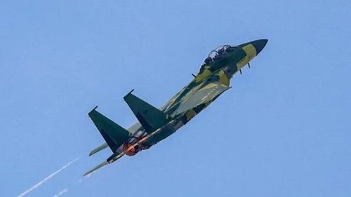 F-15EX Eagle II là biến thể tiên tiến của máy bay F-15 do Boeing phát triển cho không quân Mỹ. Nó được thiết kế để thay thế các mẫu F-15C/D đã cũ, và cung cấp các khả năng nâng cao, bao gồm cải tiến hệ thống điện tử hàng không, tăng khả năng tải trọng và các hệ thống hiện đại hóa để đảm bảo ưu thế trên không trong các tình huống chiến đấu hiện đại.