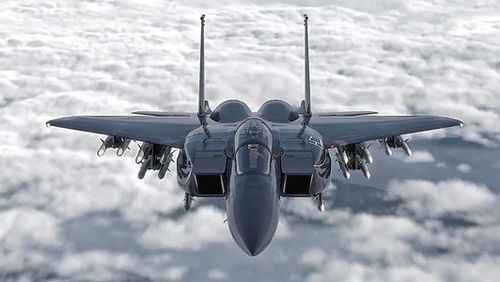 Hệ thống động cơ của F-15EX bao gồm hai động cơ Pratt &amp; Whitney F100-PW-229, mỗi động cơ có khả năng tạo ra lực đẩy 29.000 pound với bộ đốt sau. Hệ thống động cơ mạnh mẽ này cho phép máy bay đạt tốc độ vượt quá Mach 2,5, và mang lại khả năng cơ động và tăng tốc đặc biệt.