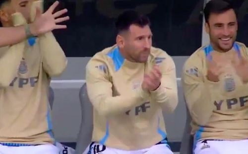  Messi vỗ tay tán thưởng Di Maria. 