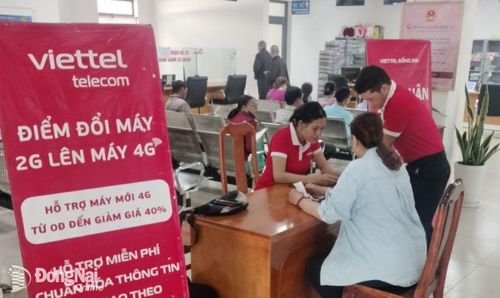 Cán bộ bộ phận một cửa huyện Long Thành và đơn vị phối hợp hỗ trợ người dân trong ngày ra quân thực hiện chuyển đổi sim 2G lên 4 G. Ảnh: ĐPCC