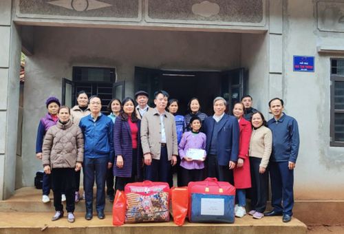 Ban đại diện Hội Người cao tuổi tỉnh trao “Nhà tình thương” cho người cao tuổi hoàn cảnh đặc biệt khó khăn tại thị trấn Nước Hai (Hòa An).