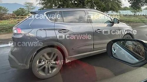  Hình ảnh VinFast VF e34 chạy thử trên đường phố Ấn Độ. Ảnh: CarWale. 