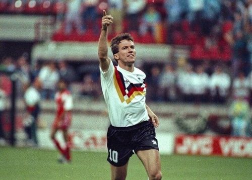 Nếu không tính các thủ môn, cầu thủ lớn tuổi nhất từng ra sân tại VCK EURO là Lothar Matthaus của Đức (39 tuổi, 91 ngày). Ronaldo có thể chinh phục kỷ lục này vào ngay ngày 19/6, nếu anh được ra sân trong trận gặp CH Séc tại vòng bảng EURO 2024.