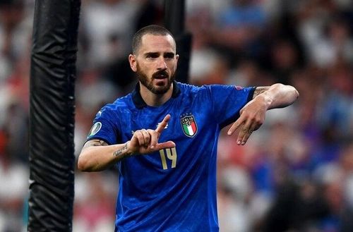Nếu Bồ Đào Nha vào chung kết EURO 2024, Ronaldo sẽ có cơ hội ghi bàn và lập một kỷ lục khó xô đỏ, đó là cầu thủ lớn tuổi nhất ghi bàn ở chung kết EURO (39 tuổi). Kỷ lục hiện tại đang thuộc về ngôi sao của Italy, Leonardo Bonucci (34 tuổi, 71 ngày), với bàn thắng ở chung kết EURO 2020.