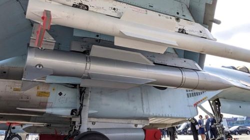 Ngoài ra khác với tiêm kích đánh chặn MiG-31, chiến đấu cơ Su-30SM là loại phổ biến hơn trong lực lượng Không quân và Hải quân Nga, việc tích hợp tên lửa tầm xa sẽ giúp chúng mở rộng cơ hội đánh chặn mục tiêu trên không.