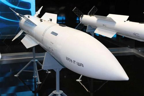 Theo đánh giá, tiêm kích Su-30SM2 khác với phiên bản tiền nhiệm Su-30SM khi sử dụng động cơ AL-41F-1S (loại trang bị cho Su-35S) và tích hợp cả radar mảng pha quét thụ động N035 Irbis (cũng có trên Su-35S), khí tài trên rõ ràng sẽ giúp máy bay bắn tên lửa ở tầm xa hơn.