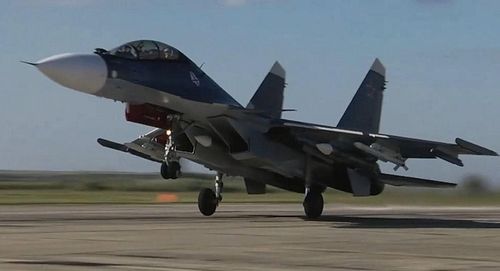 Báo chí Nga mới đây đăng tải hình ảnh tiêm kích Su-30SM2 thuộc lực lượng hàng không hải quân, của Hạm đội Biển Đen mang tên lửa không đối không tầm xa R-37M sau khi hoàn thành quá trình nâng cấp.
