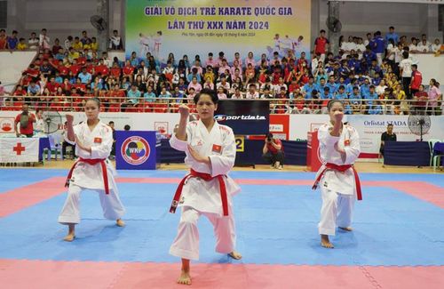 Các vận động viên biểu diễn kata đồng đội nữ. Ảnh: ĐVCC