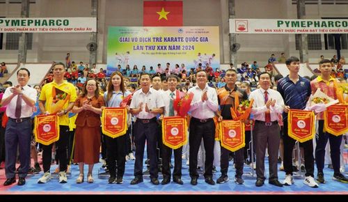 Ban tổ chức tặng cờ lưu niệm cho các đoàn về tham dự giải. Ảnh: ĐVCC