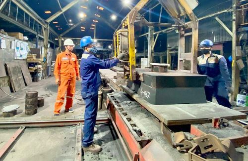 Nhân viên Công ty Điện lực Đông Anh hướng dẫn sử dụng tiết kiệm điện tại Công ty cổ phần Sản xuất cơ khí Thành Công. Ảnh: Bảo Hân
