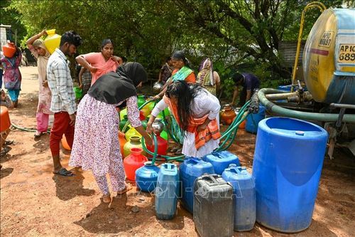 Người dân lấy nước sinh hoạt tại điểm cấp nước của chính phủ ở Hyderabad, Ấn Độ ngày 22/3. Ảnh: AFP/TTXVN
