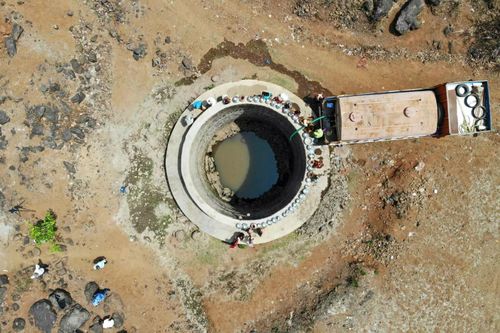 Dân làng chờ lấy nước tại một giếng nước ở huyện Shahapur, bang Maharashtra, Ấn Độ. Ảnh: AFP