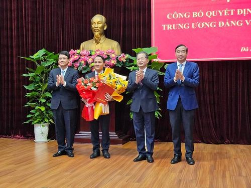 Lãnh đạo Thành phố Đà Nẵng chúc mừng đồng chí Nguyễn Đình Vĩnh được Ban Bí thư chuẩn y chức vụ Phó Bí thư Thành ủy Đà Nẵng nhiệm kỳ 2020-2025- Ảnh: VGP/Thế Phong