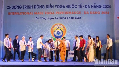 Các đại biểu thực hiện nghi thức thắp đèn.