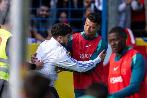 Cổ động viên sung sướng khi được ôm thần tượng Cristiano Ronaldo.