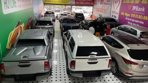Mặc dù giá tốt và sẵn xe, nhiều khách hàng vẫn chần chừ chưa chịu xuống tiền.