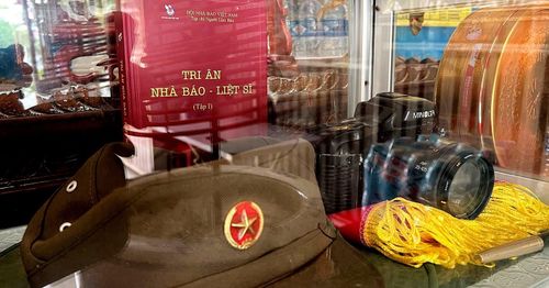 Những kỷ vật thiêng liêng của các liệt sỹ, nhà báo được lưu giữ rất trân trọng.