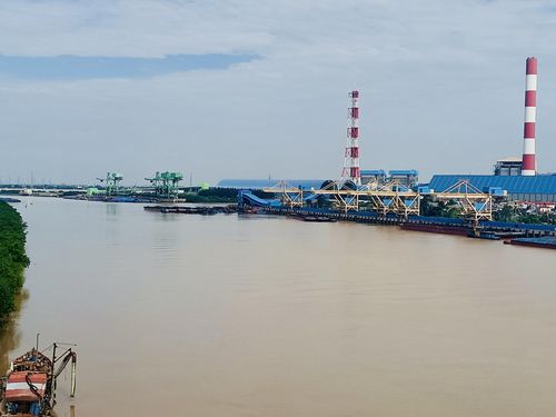 Nhà máy nhiệt điện Thái Bình bên sông Trà Lý. Ảnh: Đào An Duyên