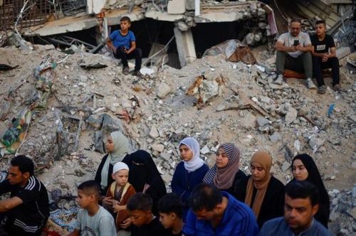 Một nhà nguyện ở thành phố Khan Younis bị phá hủy bởi bom của Israel. Ảnh Reuters.