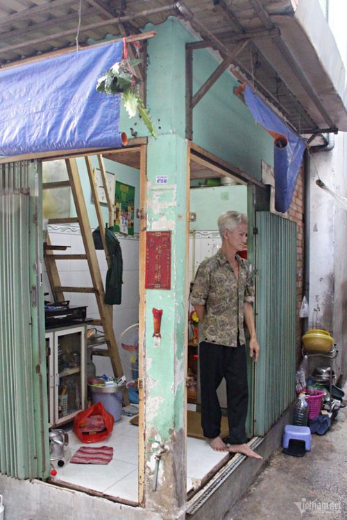 Ông Tín cho biết dù căn nhà rất nhỏ nhưng không muốn chuyển đi. Ảnh: Hà Nguyễn