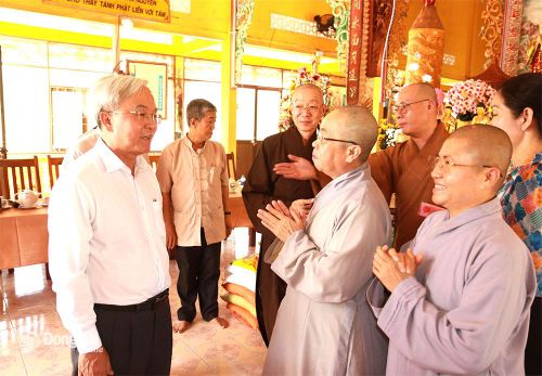 Ủy viên Ban Thường vụ Tỉnh ủy, Chủ tịch Ủy ban MTTQ Việt Nam tỉnh Cao Văn Quang trao đổi cùng các nhà sư đang chăm sóc người cao tuổi tại Nhà dưỡng lão Giác Hoa (thành phố Biên Hòa). Ảnh: S.Thao