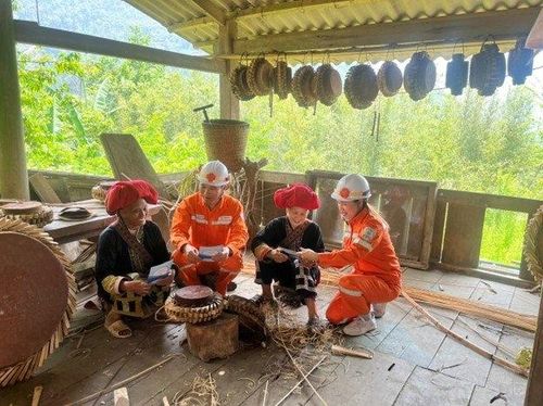  Công nhân Điện lực Sa Pa hướng dẫn khách hàng sử dụng điện an toàn, tiết kiệm, hiệu quả. 