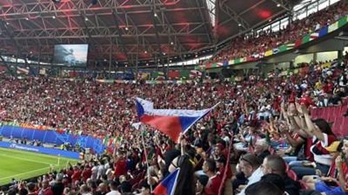 Sân Red Bull Arena chật kín khán giả xem Bồ Đào Nha thi đấu với Cộng hòa Séc.