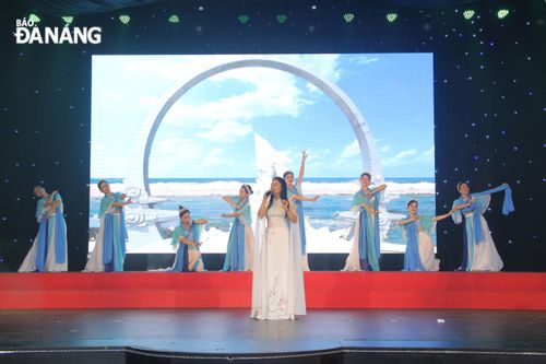 Tiết mục hát, múa "Nghe em hát ở Trường Sa" của đơn vị quận Sơn Trà. Ảnh: X.H