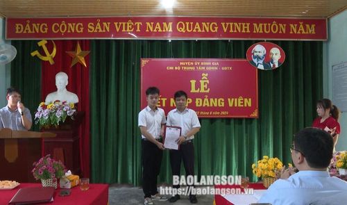Lãnh đạo Ban Tổ chức Huyện ủy Bình Gia trao Quyết định kết nạp Đảng cho học sinh ưu tú của Trung tâm Giáo dục nghề nghiệp – Giáo dục thường xuyên huyện Bình Gia