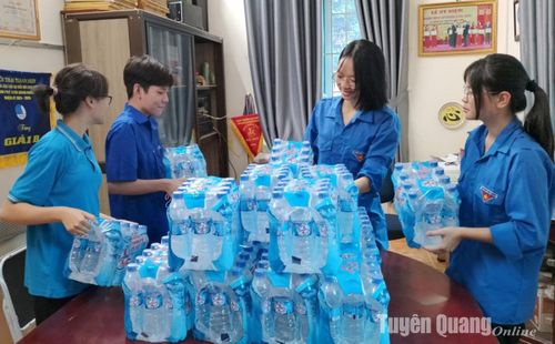 Đoàn viên, thanh niên chuẩn bị nước uống miễn phí cho thí sinh tham dự Kỳ thi tốt nghiệp THPT năm 2024 tại Điểm thi Trường THPT Chuyên Tuyên Quang.