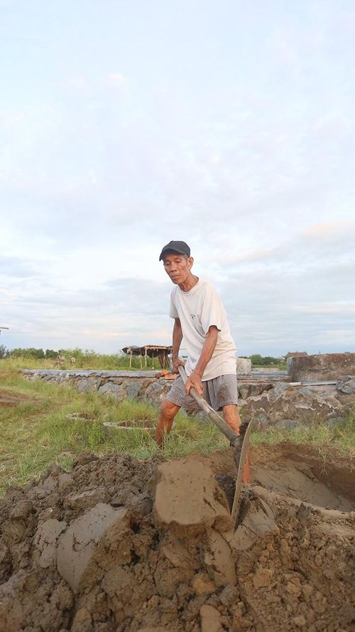 Sau đó, tôi đến chạt lọc, xúc lượng đất đã lọc ngày hôm qua ra để chuẩn bị đưa đất mới vào lọc. Gia đình tôi hiện làm 2 sào muối, trước đây có vợ làm cùng nhưng 2 năm nay, bà ấy vào miền Nam trông cháu nên chỉ còn mỗi mình tôi.