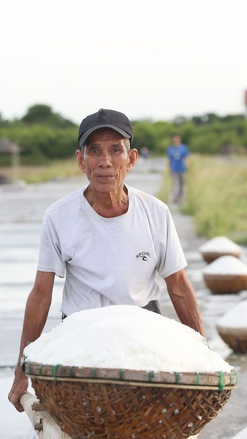 Tôi là Nguyễn Tiến Dũng (74 tuổi, trú thôn Châu Hạ, xã Thạch Châu, huyện Lộc Hà). Từ năm 14 tuổi, tôi đã phụ gia đình làm muối, sau đó chuyển qua một số công việc khác nhưng rồi lại trở về với nghề muối. Đến nay, tôi đã gắn bó với nghề được 40 năm.