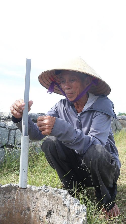 Không dám nghỉ lâu, chỉ sau hơn 5 phút, tôi lại bắt tay ngay vào công việc. Tôi dùng tỷ trọng kế đo độ mặn của nước. Khi độ mặn trong nước đạt 20 độ thì cho nước vào hệ thống lu lọc để sáng mai đổ ra các ô nại.