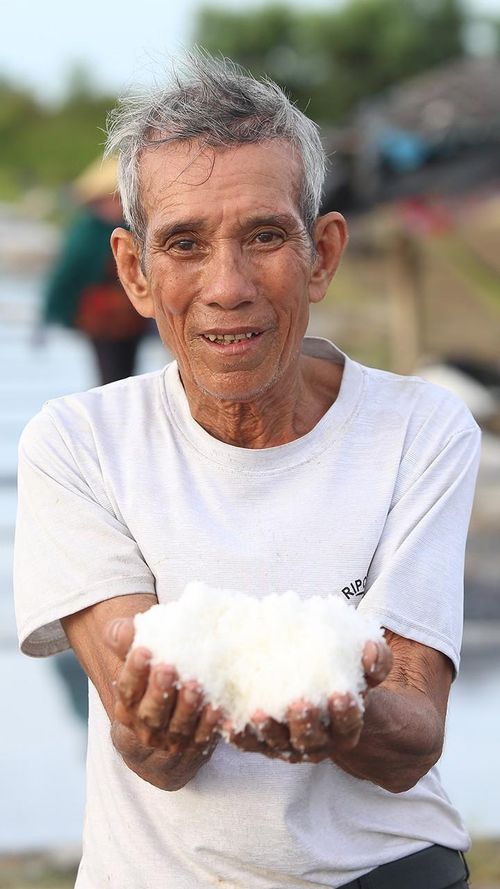 Với diêm dân, mỗi hạt muối trắng tinh khiết là món quà mà biển cả, nắng vàng ban tặng, trong đó chứa đựng biết bao mồ hôi, công sức. Ruộng muối đã giúp tôi có thu nhập để trang trải cuộc sống, lo cho các con ăn học. Vì vậy, khi nào còn sức khỏe, tôi sẽ không bỏ nghề, bỏ nại.