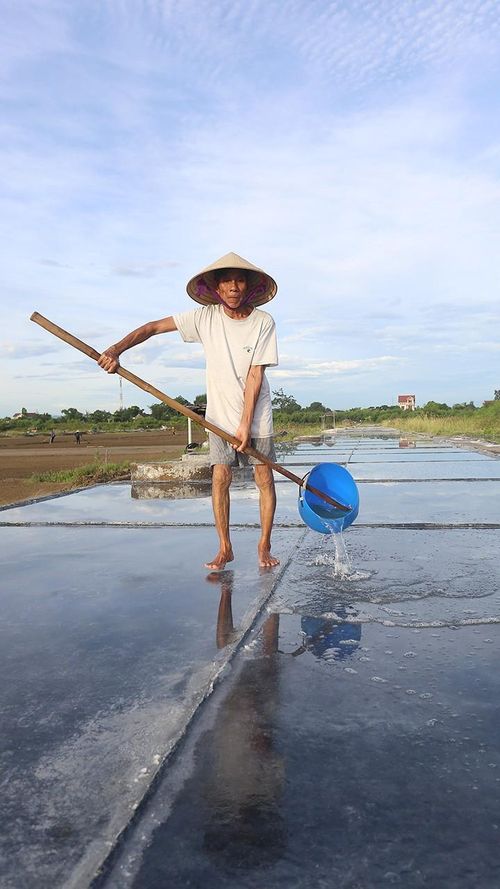 Tiếp đến, tôi múc nước từ bể chứa đưa lên các ô nại phơi cho kịp nắng. Với 2 sào ruộng muối, gia đình tôi có 20 ô nại. Tôi đem nước từ bể chứa đổ đầy các ô nại, chỉ cần phơi nắng đủ một ngày là những hạt muối kết tinh dần hiện ra. Hoàn thành công đoạn này, phần việc buổi sáng đã xong, tôi trở về nhà nghỉ ngơi.