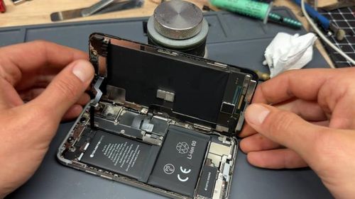Đồ Apple vốn nổi tiếng với việc khó thay thế, sửa chữa hơn các hãng khác, nhưng Nhà Táo có vẻ quyết tâm thay đổi điều này. (Ảnh: YouTube)
