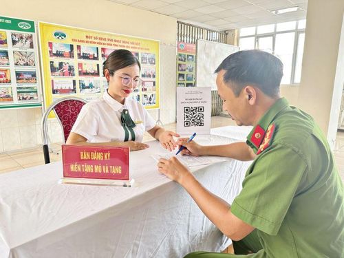 Đông đảo người dân đến Bệnh viện Đa khoa tỉnh đăng ký hiến mô, tạng