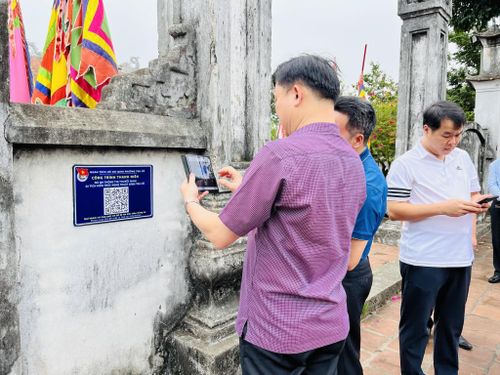 Hệ thống quét mã QR tại nhiều điểm tham quan, cho phép du khách tự tra cứu các thông tin, hướng dẫn, tìm hiểu lịch sử và văn hóa của địa điểm đó.