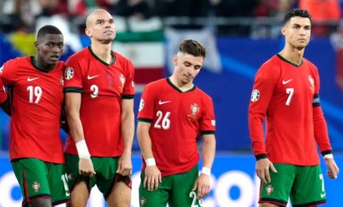 Khoảnh khắc cuối cùng của Ronaldo trên sân cỏ của đấu trường Euro.