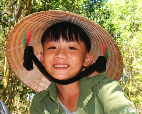 Với những em học sinh, ngày hè theo người thân lên núi hái sim sẽ là những kỷ niệm khó quên. Ảnh: Huy Thư