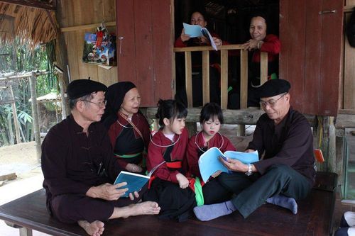  Người cao tuổi dân tộc Cao Lan ở xã Quang Yên, huyện Sông Lô truyền dạy chữ viết và những bài hát cho thế hệ trẻ. Ảnh: Kim Ly 