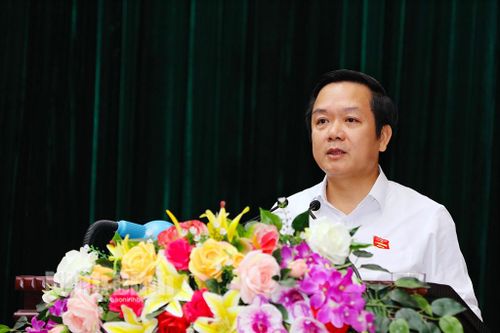 Đồng chí Phạm Quang Ngọc, Phó Bí thư Tỉnh ủy, Chủ tịch UBND tỉnh phát biểu thảo luận tại hội trường.