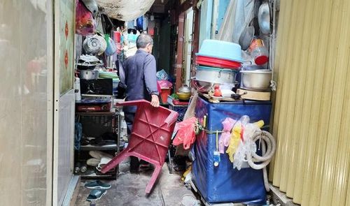 Các ô chợ thông nhau với lối đi rộng khoảng 1m, không đảm bảo điều kiện về phòng cháy, chữa cháy và an toàn thoát hiểm.