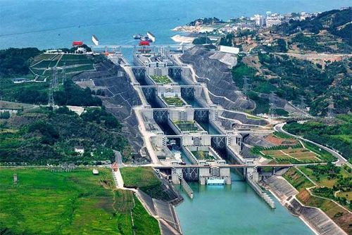 Bên phải của đập Tam Hiệp có khu vực di chuyển riêng dành cho các loại tàu thuyền. Công trình sử dụng hệ thống thủy lực để hạ xuống hoặc nâng lên các tàu thuyền qua lại trên sông Dương Tử.