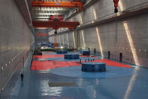 14 tổ máy phát điện bên trong nhà máy. Những tổ máy bật đèn đỏ là đang vận hành.