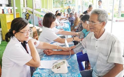 Người cao tuổi huyện Nam Đông được khám sức khỏe tổng quát và lập hồ sơ quản lý sức khỏe. Ảnh: Chi cục Dân số tỉnh