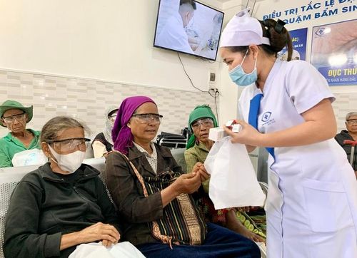 Những ngày qua, Bệnh viện mắt quốc tế Sài Gòn- Gia Lai tiếp nhận trên 10 ca đau mắt đỏ đến khám điều trị. Ảnh: Như Nguyện